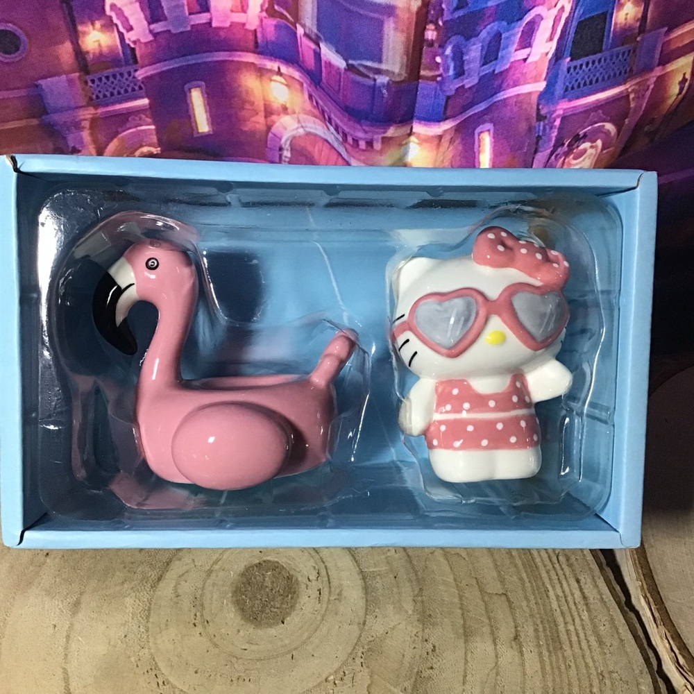 Hello kitty and pink flamingo salt & pepper set-NEW